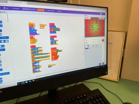 Computerbildschirm mit der Programmiersprache Scratch