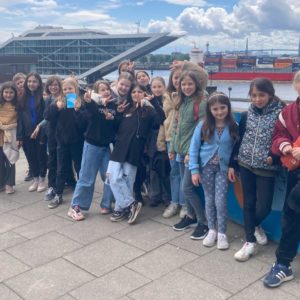 Gruppenbild: Eine große Gruppe Kinder am Hamburger Hafen.