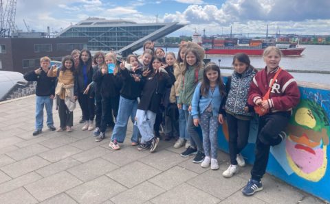 Gruppenbild: Eine größere Gruppe Kinder am Hamburger Hafen.